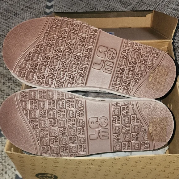 Cozy Gray Fur-Lined Boots - Picture 4 of 5